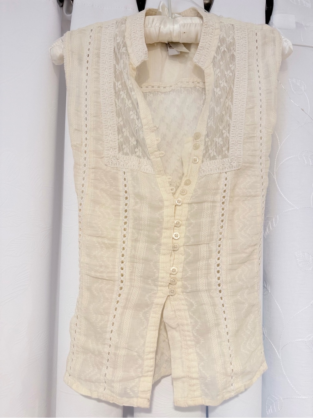 Y2K American Rag Cream Lace-Trimmed Sleeveless Blouse